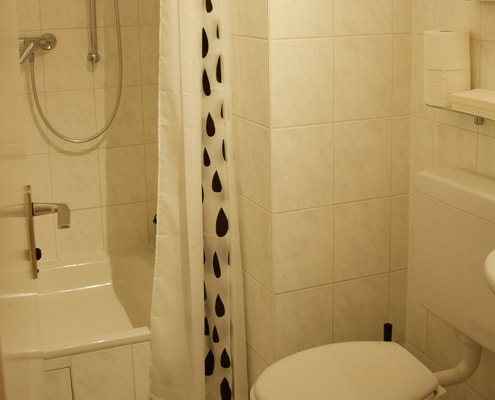 Badezimmer mit Dusche, Toilette und Waschbecken der zweiten Gästewohnung in der Nahariyastr. 36