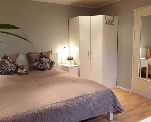 Ansicht des Schlafzimmer in der Nahariyastr. 36 mit Blick auf die Tür