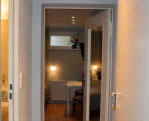 Blick von der Wohnungseingangstür in den Flur und Wohn- und Schlafraum der zweiten Gästewohnung in der Nahariyastr. 36
