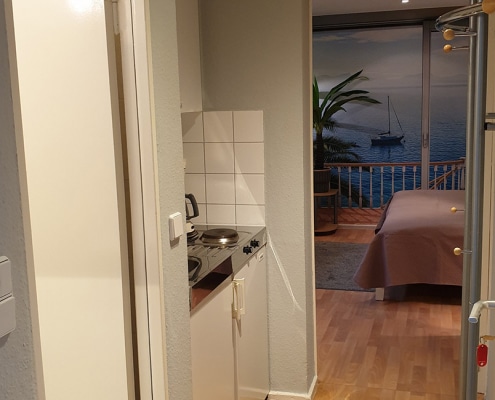 Blick vom Flur in den Wohn- und Schlafbereich der Gästewohnung in der Nahariyastr. 36