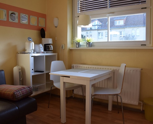 Sitzbereich mit Kaffeemaschine, Toaster und Wasserkocher in der Gästewohnung Franz-Körner-Str. 61a