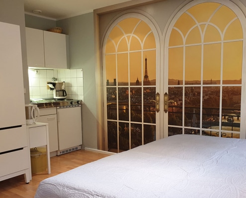 Blick vom Bett auf die Kochnische und Kleiderschrank in der zweiten Gästewohnung in der Nahariyastr. 36