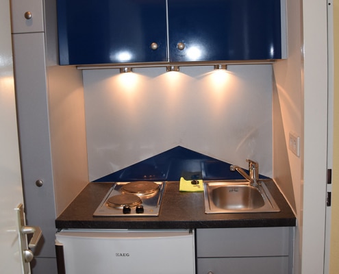 Küchenzeile mit Herd und Spüle in der zweiten Gästewohnung in der FRitz-Erler-Allee 120