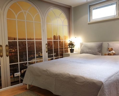 Blick auf den Schlafbereich mit Bett in der zweiten Gästewohnung in der Nagaruiyastr. 36
