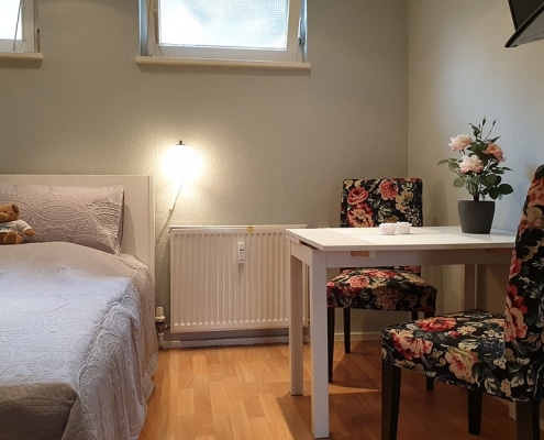 Sitzmöglichkeit für 2 Personen im Wohn- und Schlafbereich der zweiten Gästewohnung in der Nahariyastr. 36