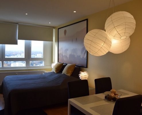 Gesamtblick auf Wohn- und Schlafbereich in der zweiten Gästewohnung in der Fritz-Erler-Allee 120