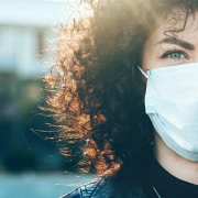 Frau mit Gesichtsmaske