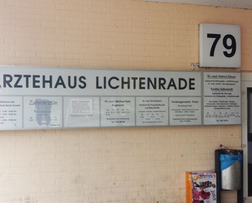 Schilder der Ärzte im Ärztehaus in Lichtenrade