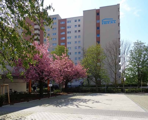 der neu gebaute Perkplatz vor dem EDEKA in Lichtenrade sowie ein Hochhaus der IDEAL eG sind zu erkennen
