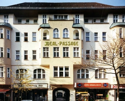 Foto aus den 70er Jahren der IDEAL Passage mit den Gewerbe im Erdgeschoss