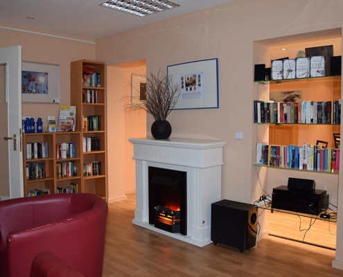 Bücherecke mit Sofa und Kamin in Treff Lichtenrade