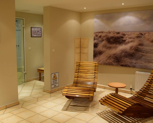 Ruhebereich mit zwei Holzliegen in der Sauna in Lichtenrade