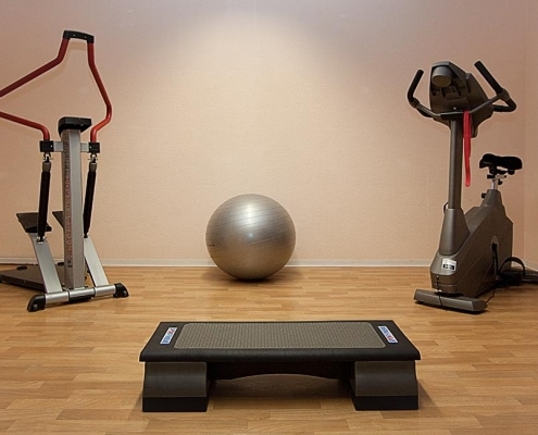 Sportraum mit Sportgeräten (Stepper, Cardio-Fahrred und Ball) im Treff Lichtenrade