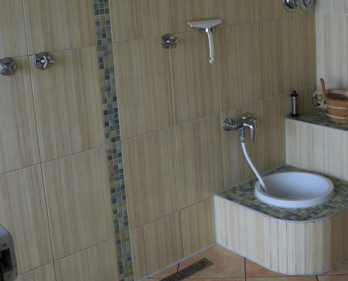 Abkühlungsbecken und Dusche der Sauna Fritz-Erler-Allee 120