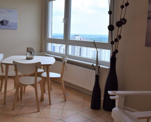 Ruhebereich mit Tisch und Stühlen der Sauna Fritz-Erler-Allee 120