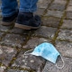 Pflastersteine auf die Maske heruntergefallen ist