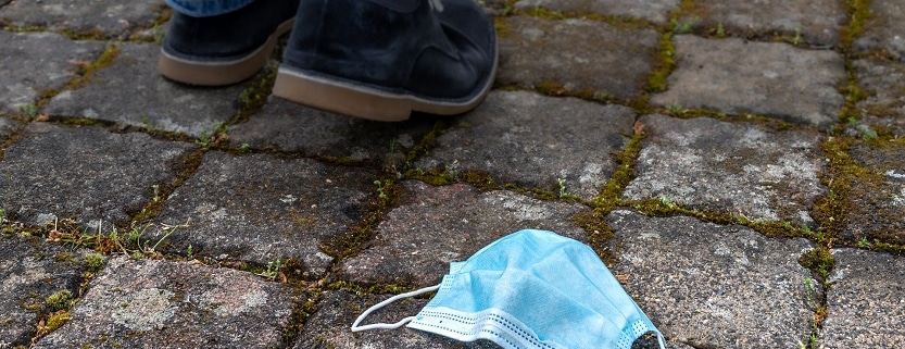 Pflastersteine auf die Maske heruntergefallen ist