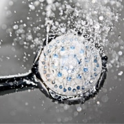 Duschkopf aus dem Wasser spritzt