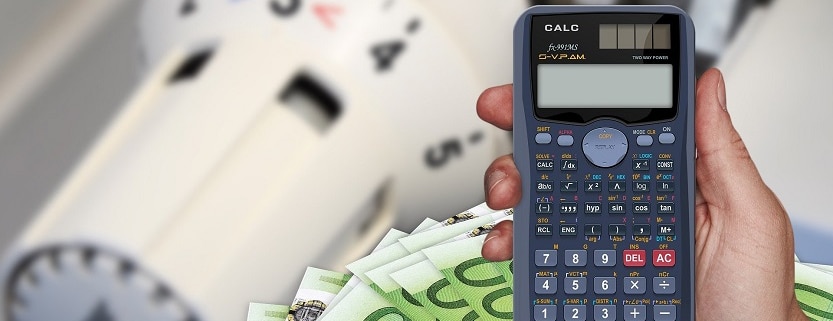 Heizungsventil mit vorliegenden Geldscheinen und einer Hand die einen Taschenrechner hält.