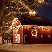 weihnachtlich erleuchtete Scheune