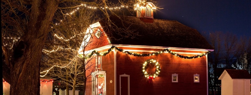 weihnachtlich erleuchtete Scheune