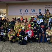 Gruppenbild der Feuerwehrleute in voller Ausrüstung beim Tower Run 2022