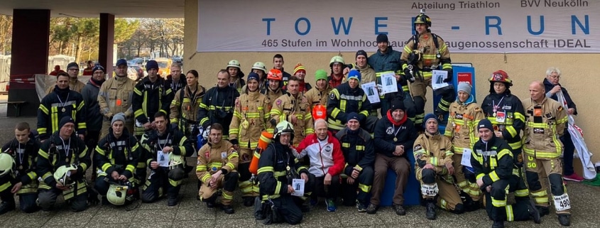 Gruppenbild der Feuerwehrleute in voller Ausrüstung beim Tower Run 2022