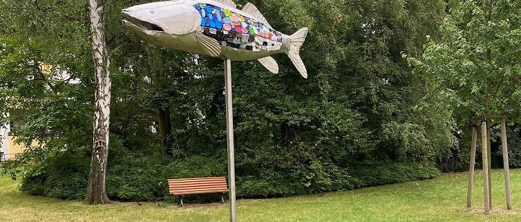 Kunstprojekt Upcycling Fisch (Metallfisch, dessen Körper aus Plastikflaschen besteht)
