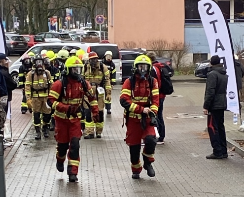 Feuerwehrleute in voller Ausrüstung beim Tower Run