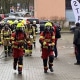 Feuerwehrleute in voller Ausrüstung beim Tower Run