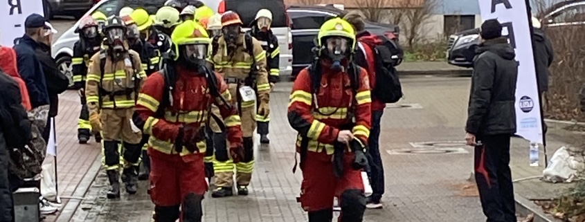 Feuerwehrleute in voller Ausrüstung beim Tower Run