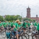 Gruppen von Fahrradfahrern der Sternfahrt 2024 vor de Roten Rathaus