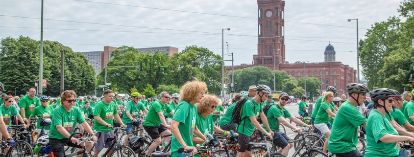 Gruppen von Fahrradfahrern der Sternfahrt 2024 vor de Roten Rathaus
