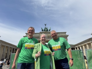 Sternfahrt 2025 - Frau Kern, Vorständin des BBU und zwei weitere Vorstände von Berliner Genossenschaften vor dem Brandenburger Tor