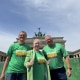 Sternfahrt 2025 - Frau Kern, Vorständin des BBU und zwei weitere Vorstände von Berliner Genossenschaften vor dem Brandenburger Tor