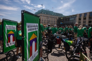 Sternfahrt 2025 - Fahrradfahrergruppe in T-Shirts der Imagekampagne vor dem Brandenburger Tor