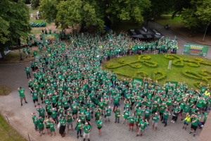 Sternfahrt 2025 - Fahrradfahrergruppe in T-Shirts der Imagekampagne am Ziel Schloss Schönhausen