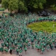 Sternfahrt 2025 - Fahrradfahrergruppe in T-Shirts der Imagekampagne am Ziel Schloss Schönhausen