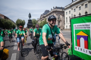 Sternfahrt 2025 -Fahrende Fahrradgruppe in T-Shirts der Imagekampagne "Unter den Linden"