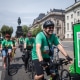Sternfahrt 2025 -Fahrende Fahrradgruppe in T-Shirts der Imagekampagne "Unter den Linden"