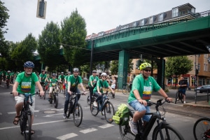 Sternfahrt 2025 - Fahrende Gruppe in T-Shirts der Imagekampagne auf dem Weg zum Ziel