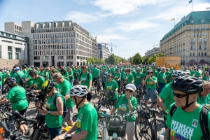 Sternfahrt 2025 - Fahrradfahrergruppe in T-Shirts der Imagekampagne vor dem Brandenburger Tor