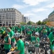 Sternfahrt 2025 - Fahrradfahrergruppe in T-Shirts der Imagekampagne vor dem Brandenburger Tor